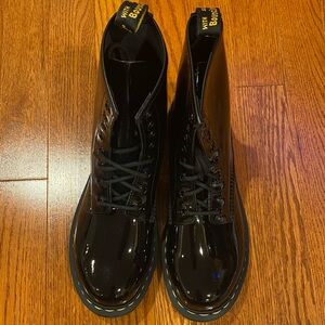 Dr. Martens Patent Lamper Boots